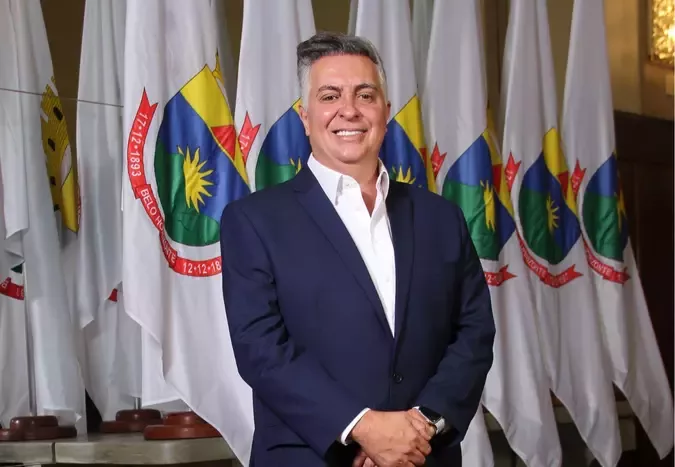 Imagem mostra o prefeito alvaro damiao na prefeitura de bh 1 105738