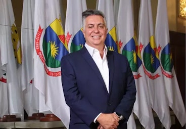 Imagem mostra o prefeito alvaro damiao na prefeitura de bh 1 105738